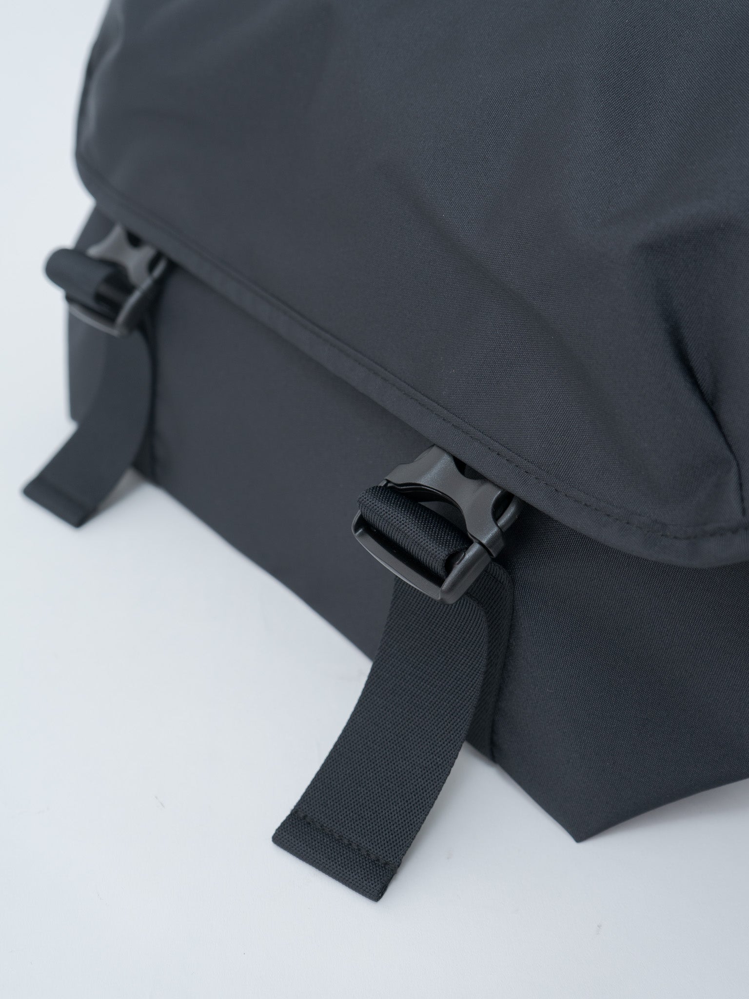 Namu Shop - Amiacalva Karri Messenger M - Black