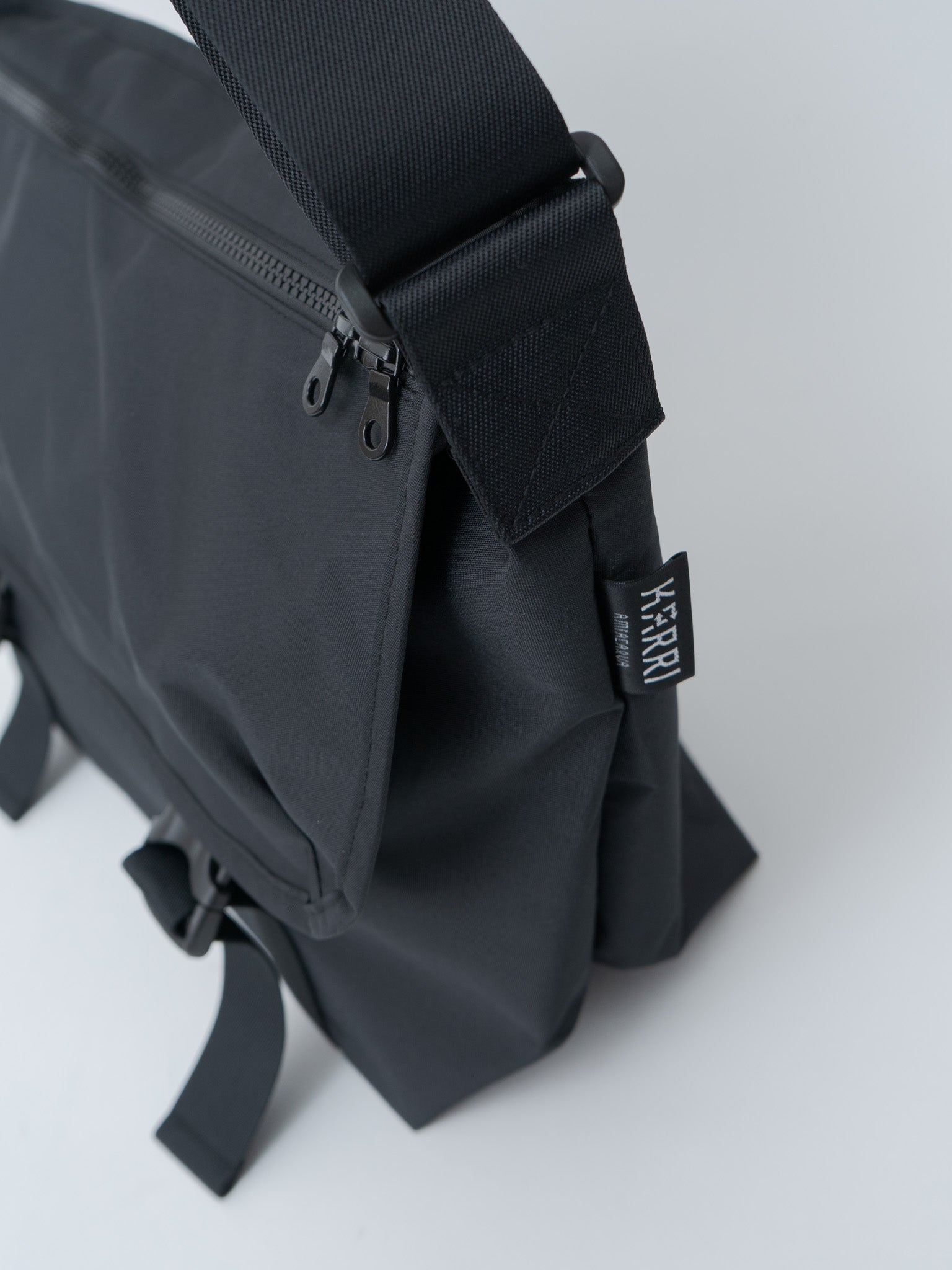 Namu Shop - Amiacalva Karri Messenger M - Black