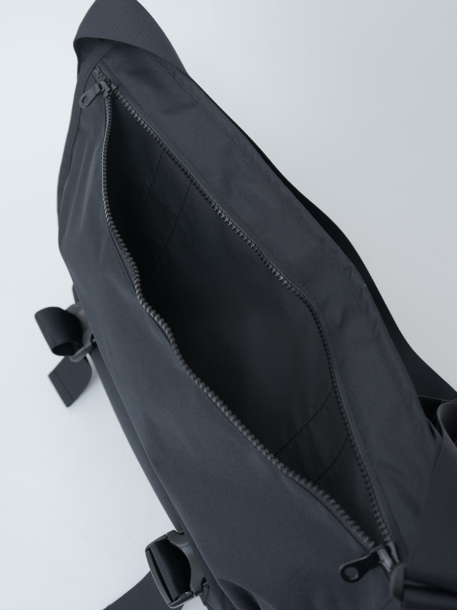Namu Shop - Amiacalva Karri Messenger M - Black