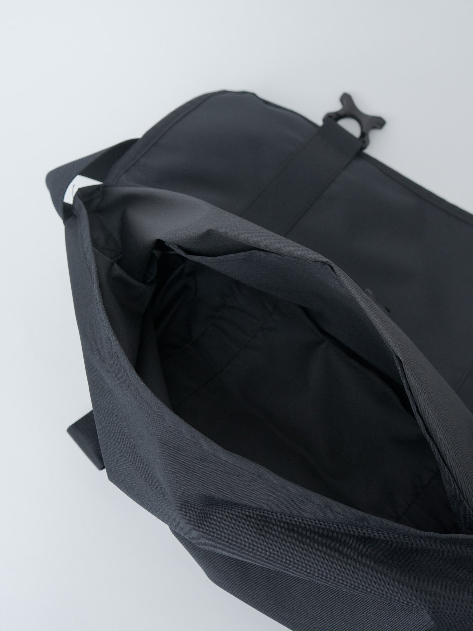 Namu Shop - Amiacalva Karri Messenger M - Black