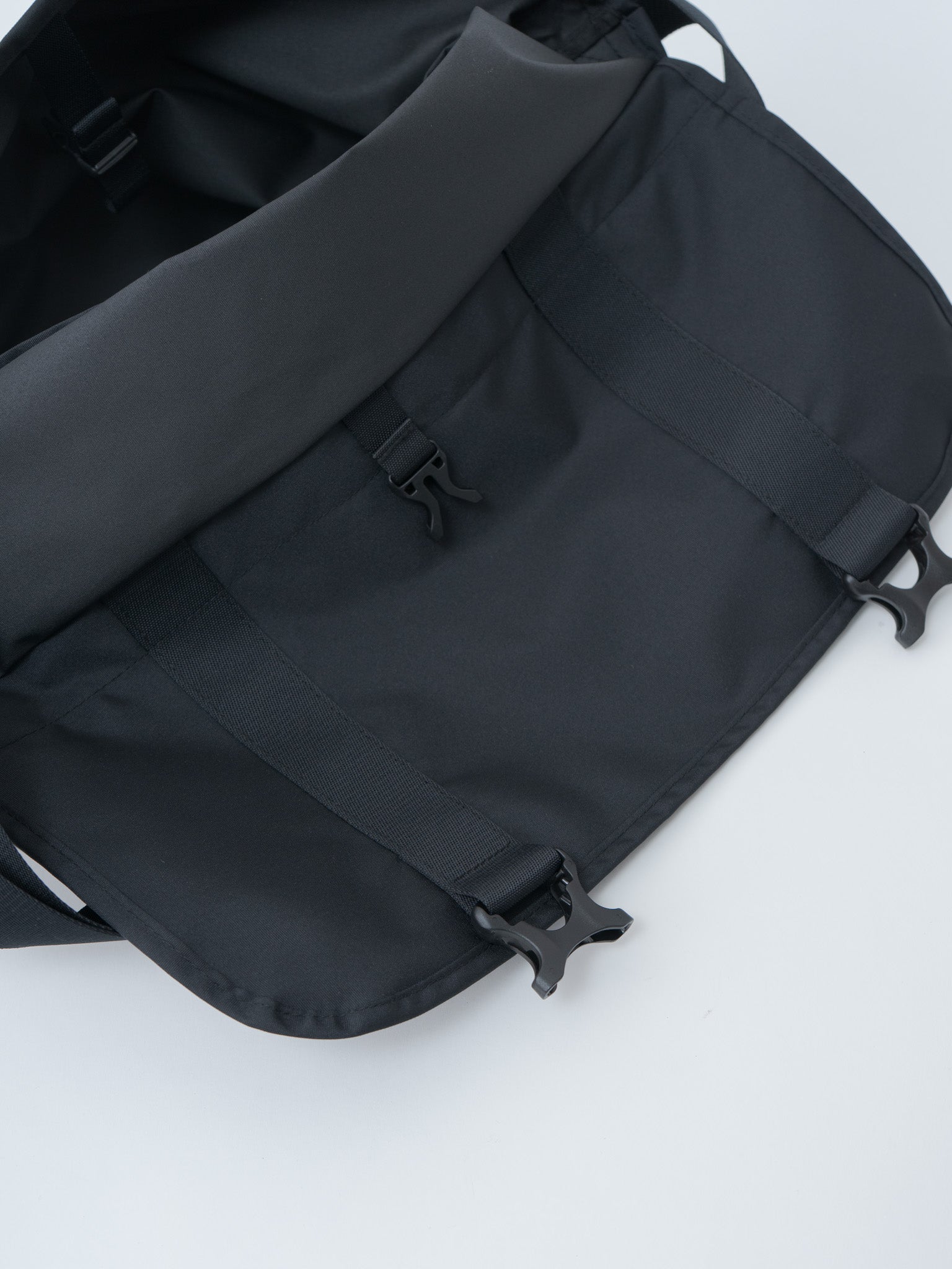 Namu Shop - Amiacalva Karri Messenger M - Black