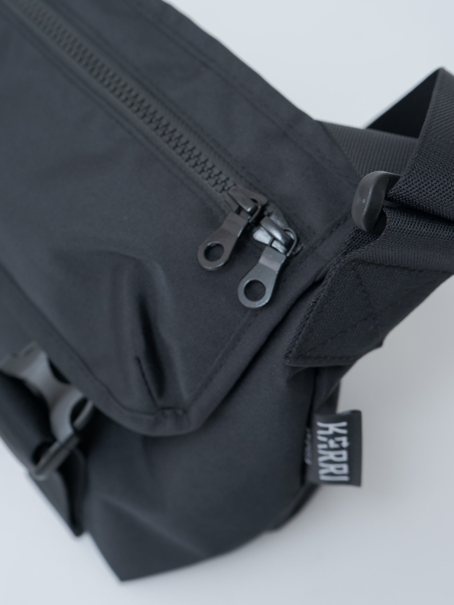 Namu Shop - Amiacalva KARRI Messenger S - Black