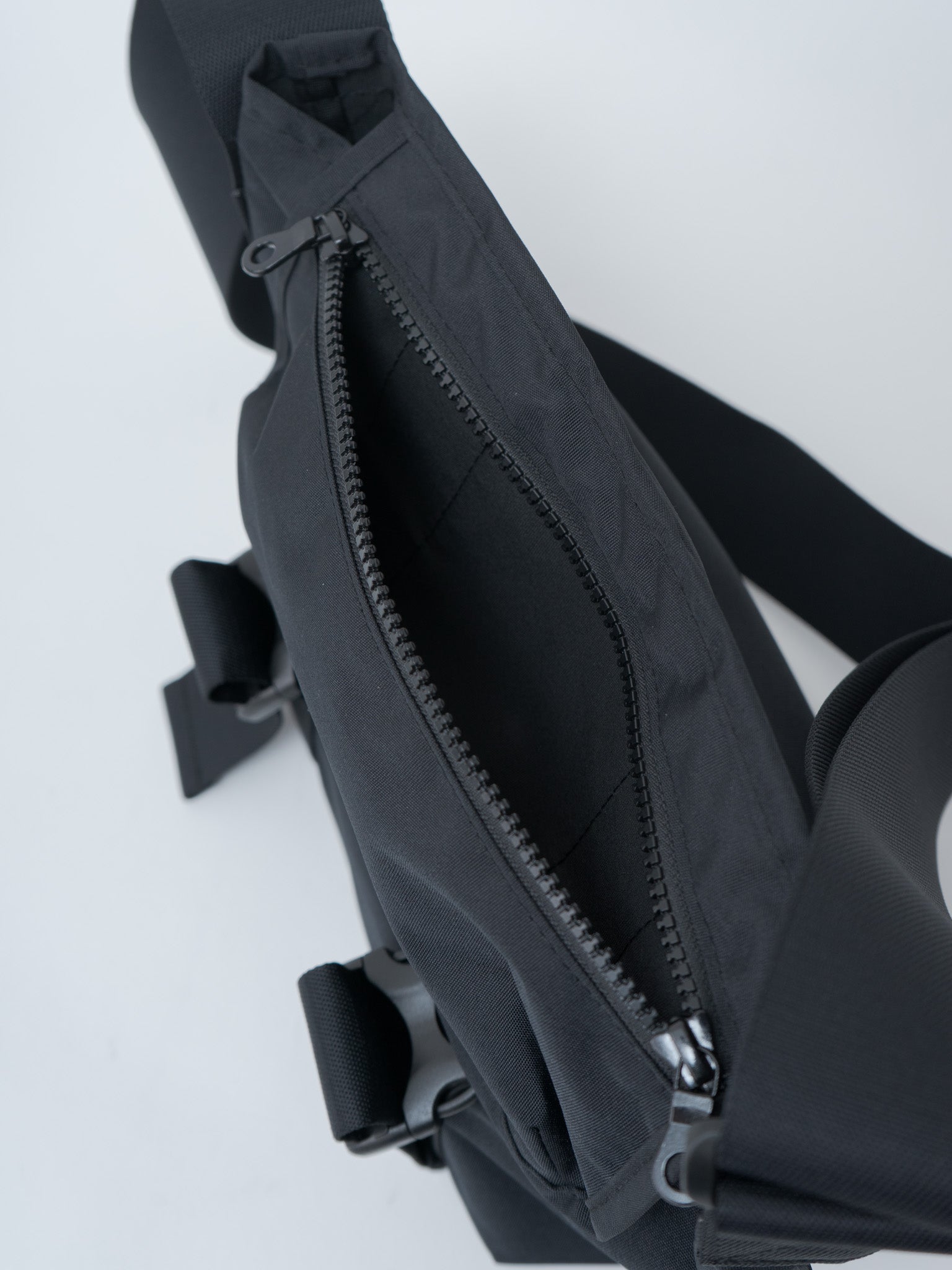 Namu Shop - Amiacalva KARRI Messenger S - Black