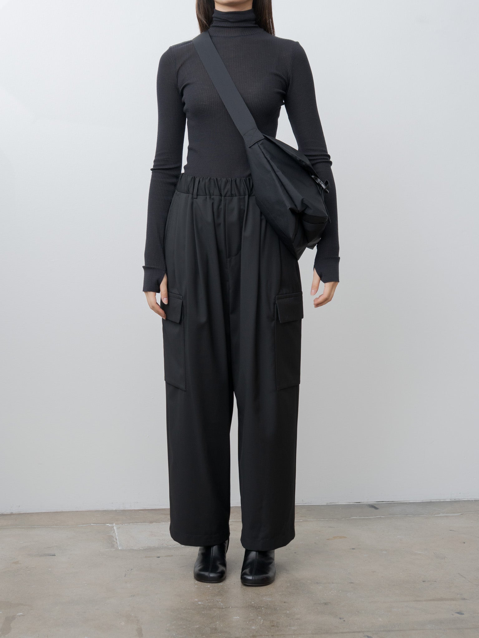 Namu Shop - Amiacalva Karri Messenger M - Black