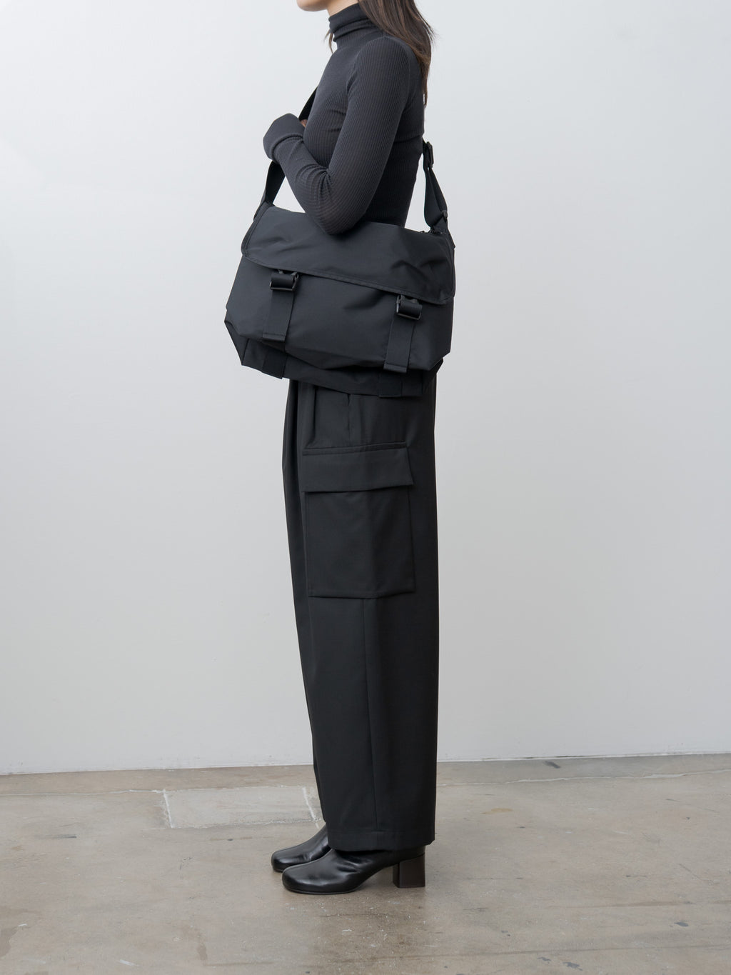 Namu Shop - Amiacalva Karri Messenger M - Black