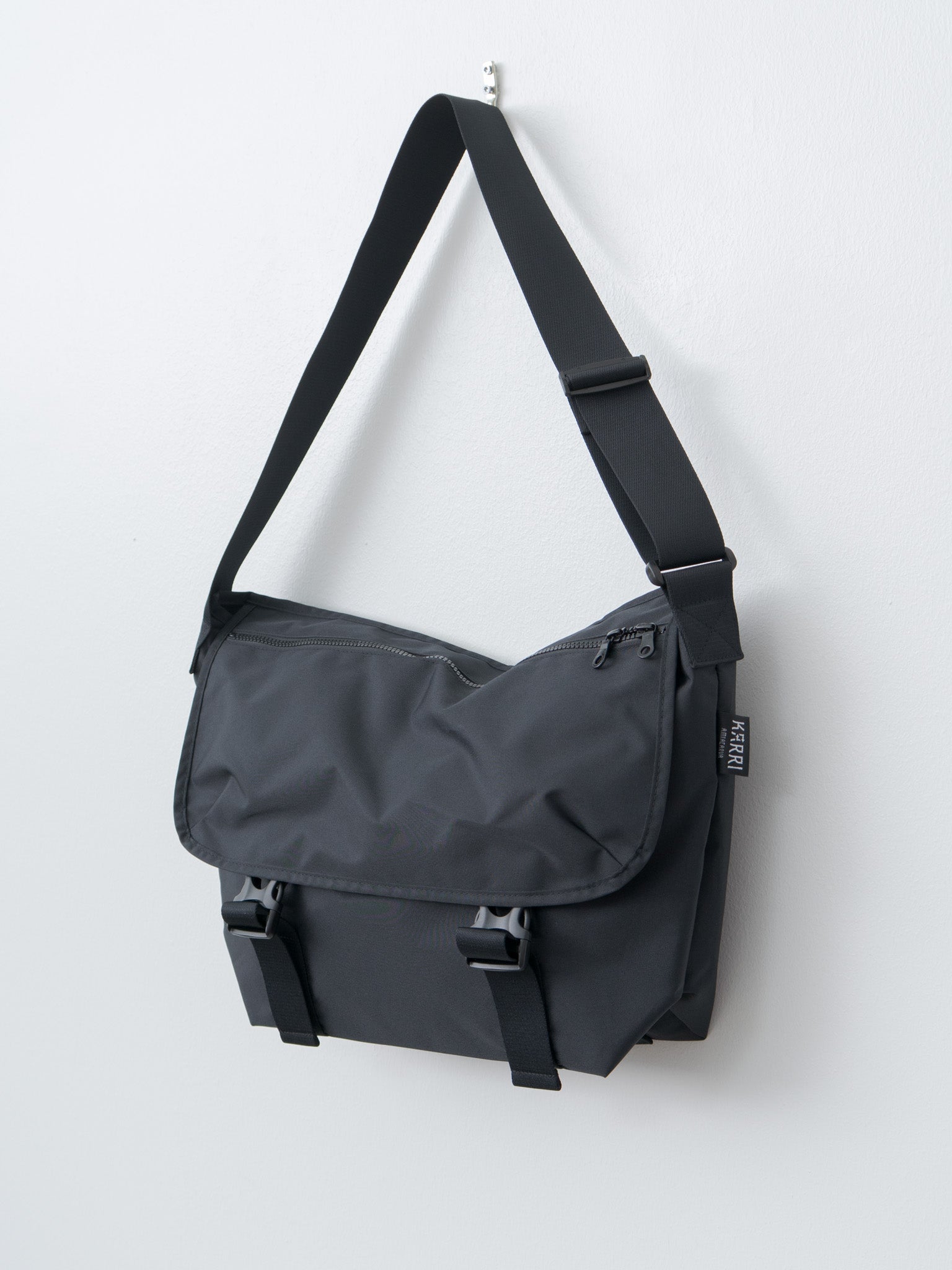 Namu Shop - Amiacalva Karri Messenger M - Black