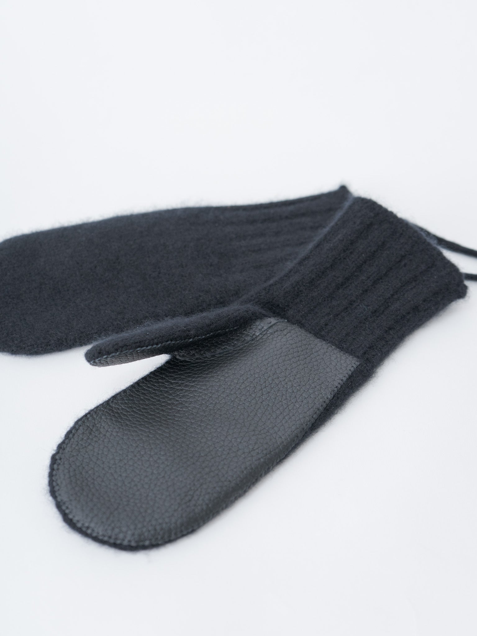 Baby Cashmere Knit Mittens - Top Black