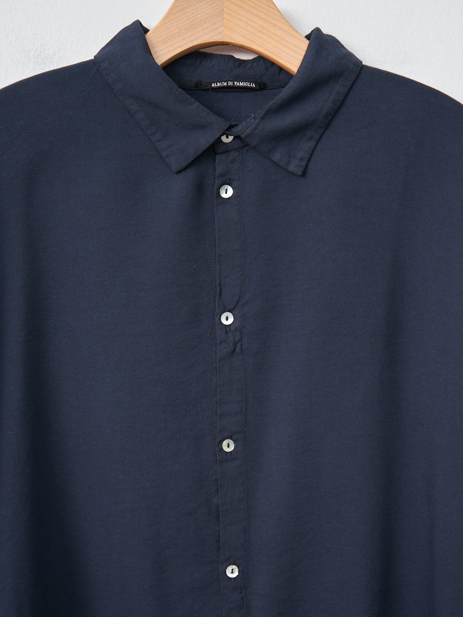 Namu Shop - Album di Famiglia Unisex Collar Shirt TVC - Ink