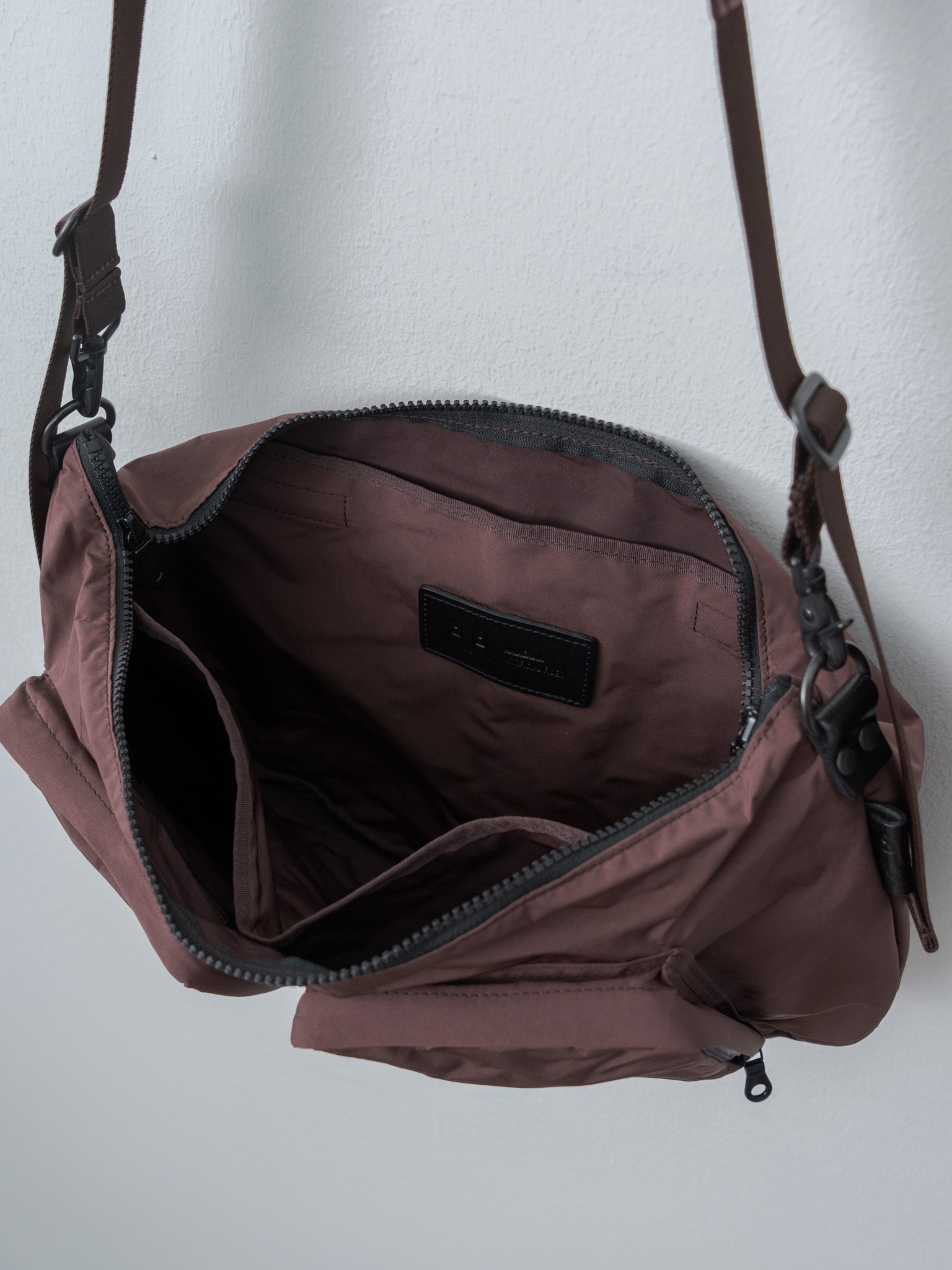 Split Yarn Bodybag M - Bordeaux Brown