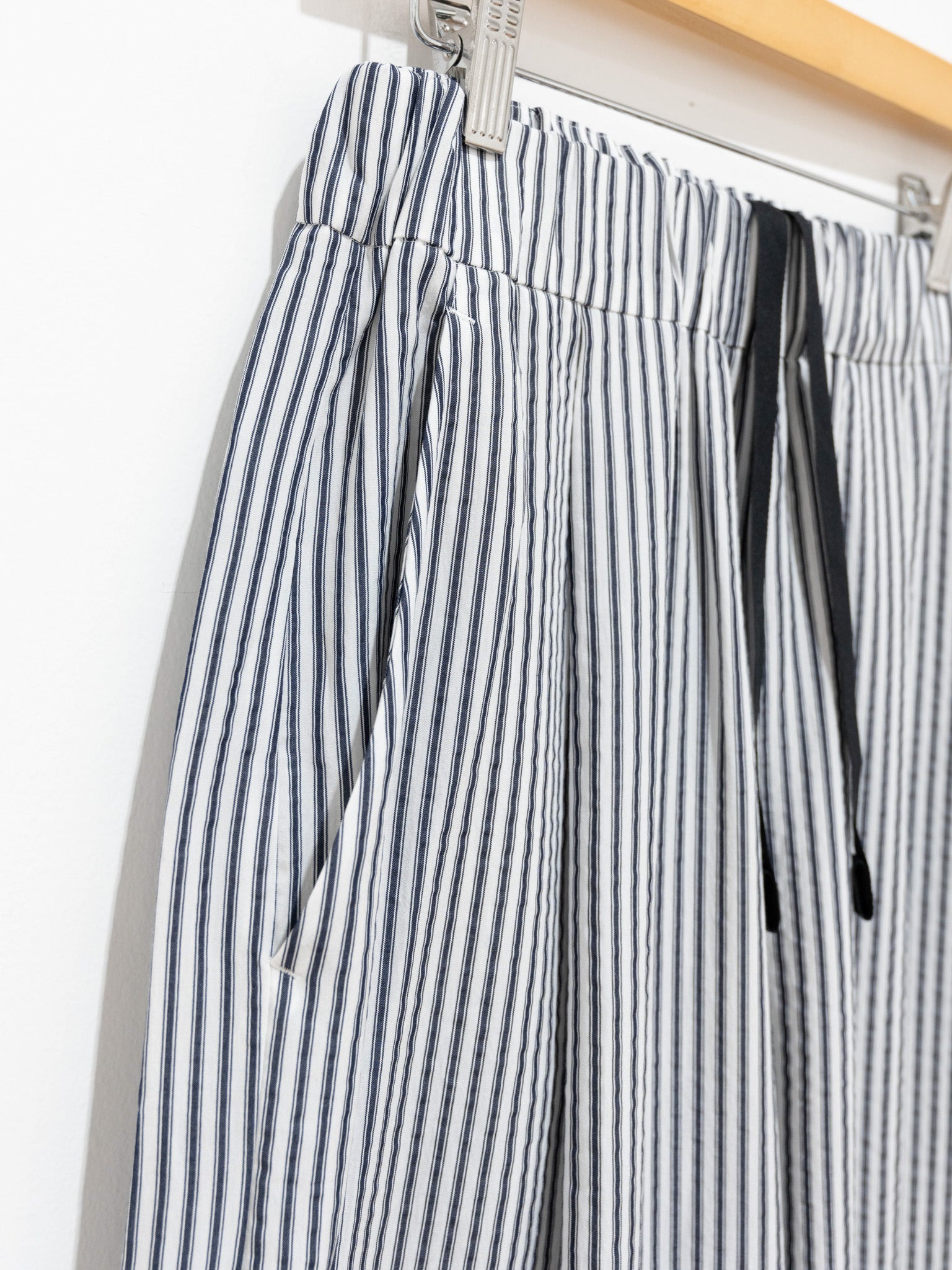 Namu Shop - Veritecoeur Tuck Pants - Navy Stripe