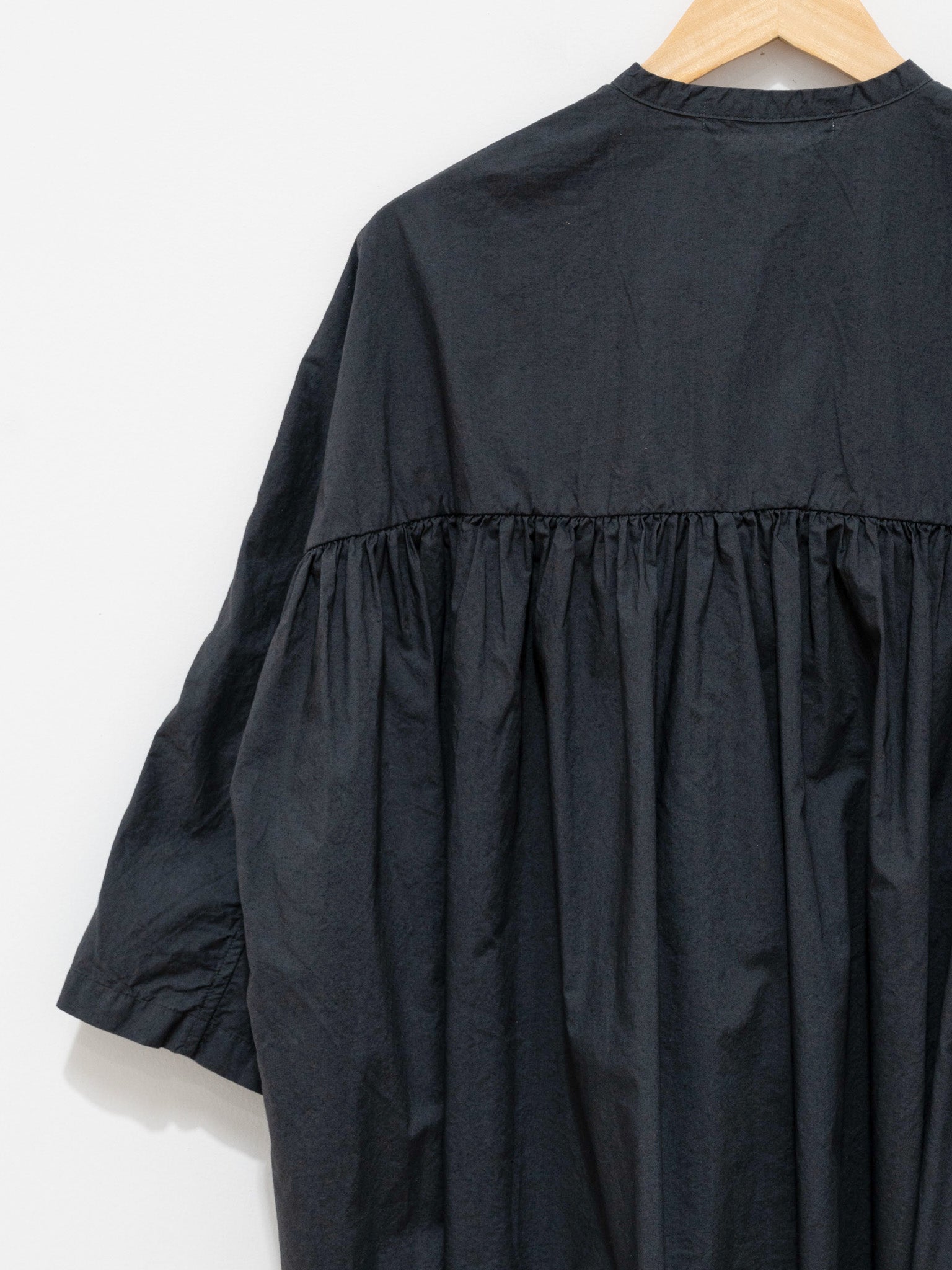 Namu Shop - Veritecoeur Band Collar Gather Back Shirt - Sumikuro