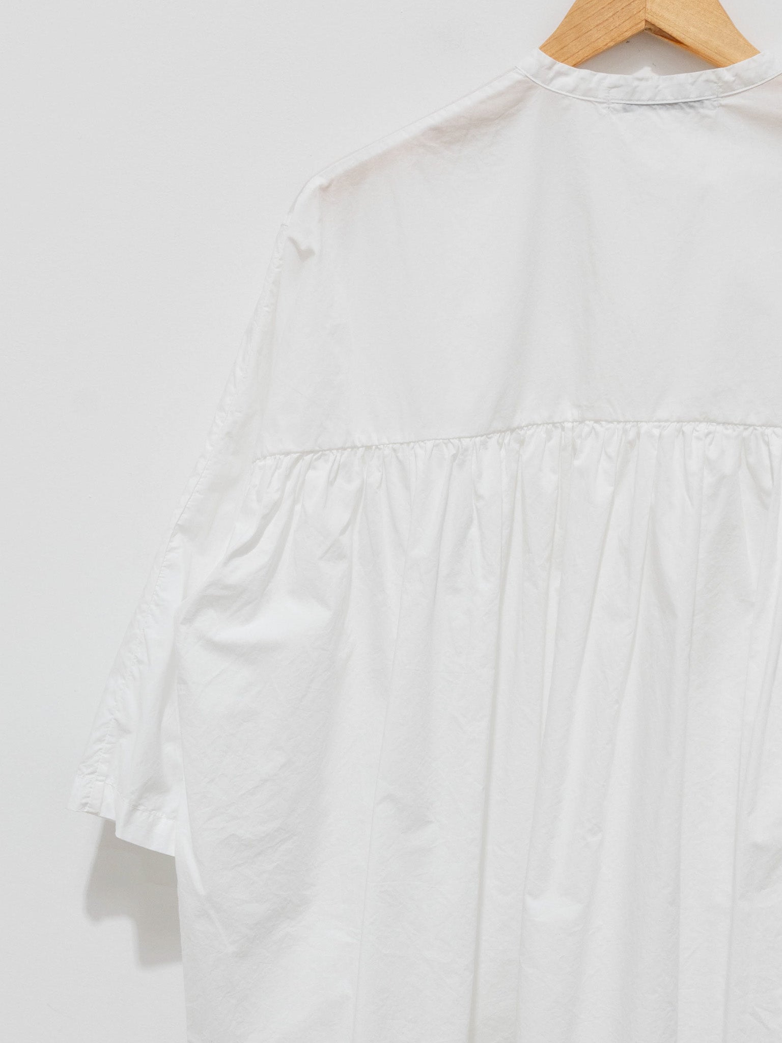 Namu Shop - Veritecoeur Band Collar Gather Back Shirt - White