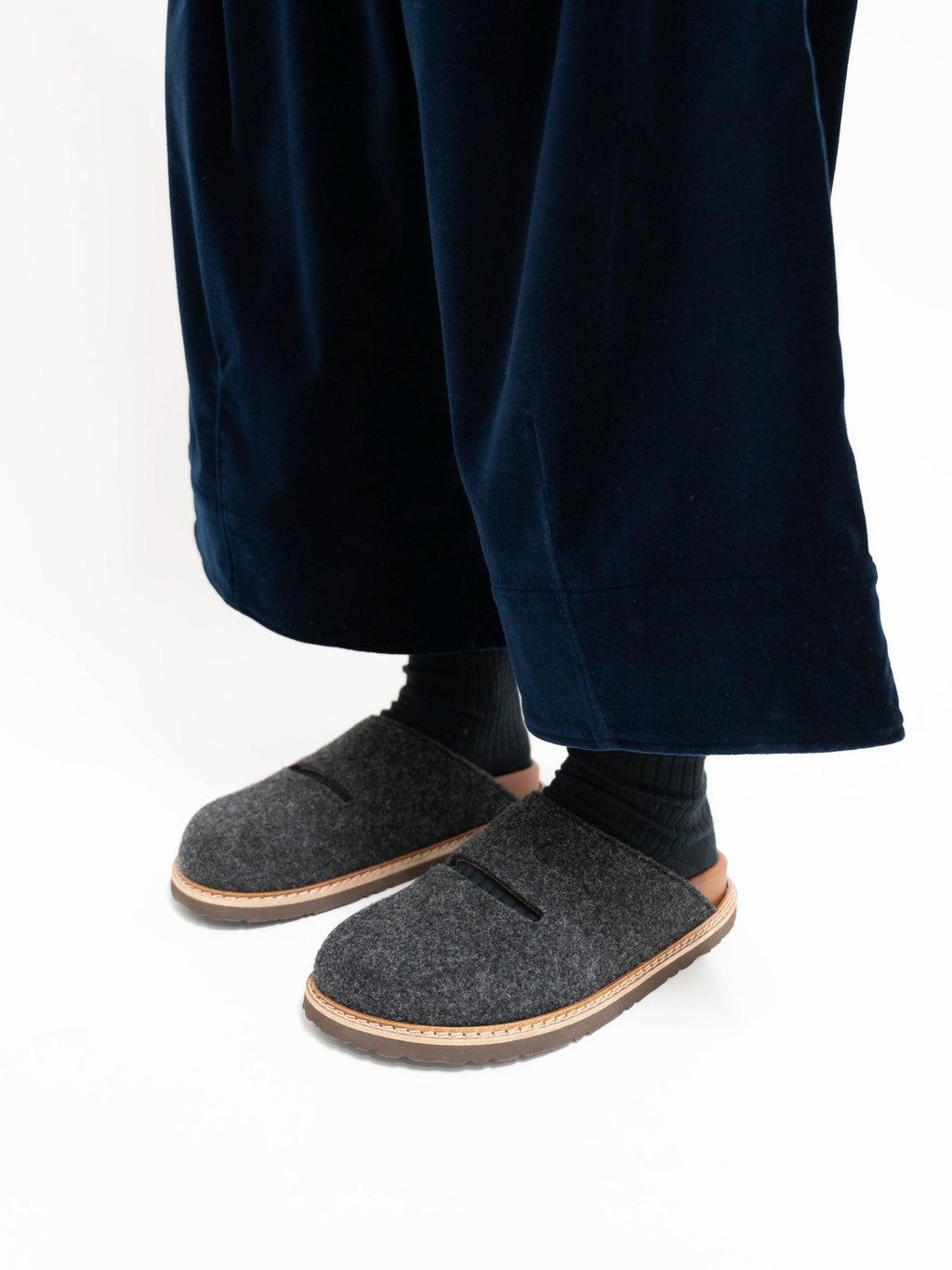 Namu Shop - Sofie D'Hoore Flora Slides - Charcoal