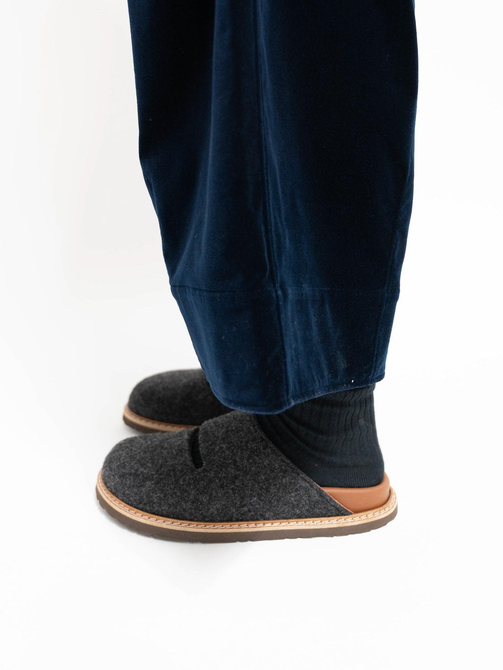 Namu Shop - Sofie D'Hoore Flora Slides - Charcoal